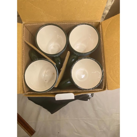 Oneida, Set of 4 Christmas/Snowman/Holiday Mugs/Cups. Two designs of Snow Family - Picture 5 of 15